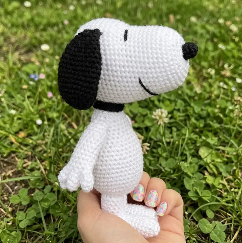 Complimentary Intermediate crochet pattern: Snoopy Amigurumi Pattern - Simple to follow guide