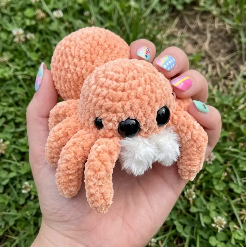 Complimentary Intermediate crochet pattern: Low Sew Spider Amigurumi Pattern - Simple to follow guide