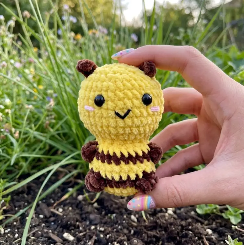 Complimentary Intermediate crochet pattern: Bee No Sew Amigurumi Pattern - Simple to follow guide