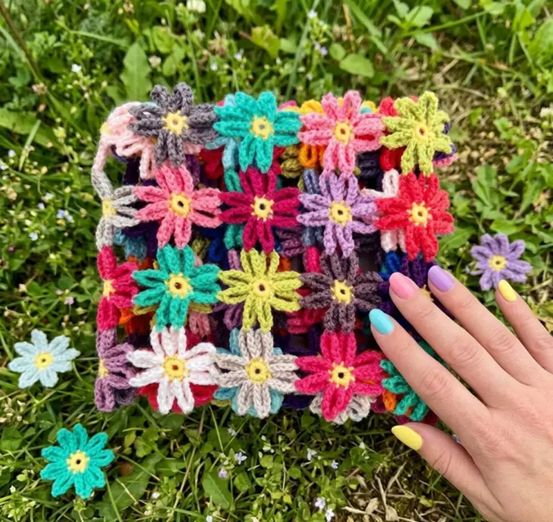 Complimentary Beginner Friendly crochet pattern: Crochet Flower Blanket Pattern - Simple to follow guide