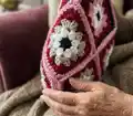 Granny square purse pattern step 3 - details and accessories