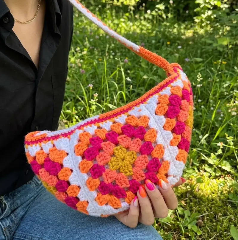 Complimentary Beginner Friendly crochet pattern: Crochet Granny Cross-Body Bag Pattern - Simple to follow guide