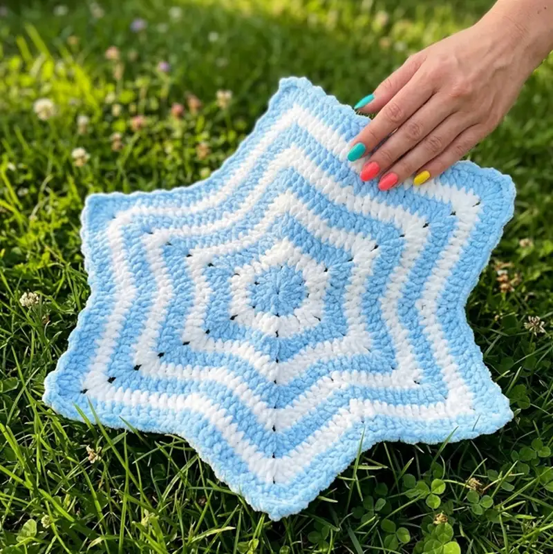 Complimentary Intermediate crochet pattern: Bernat Pipsqueak Star Blanket Pattern - Simple to follow guide