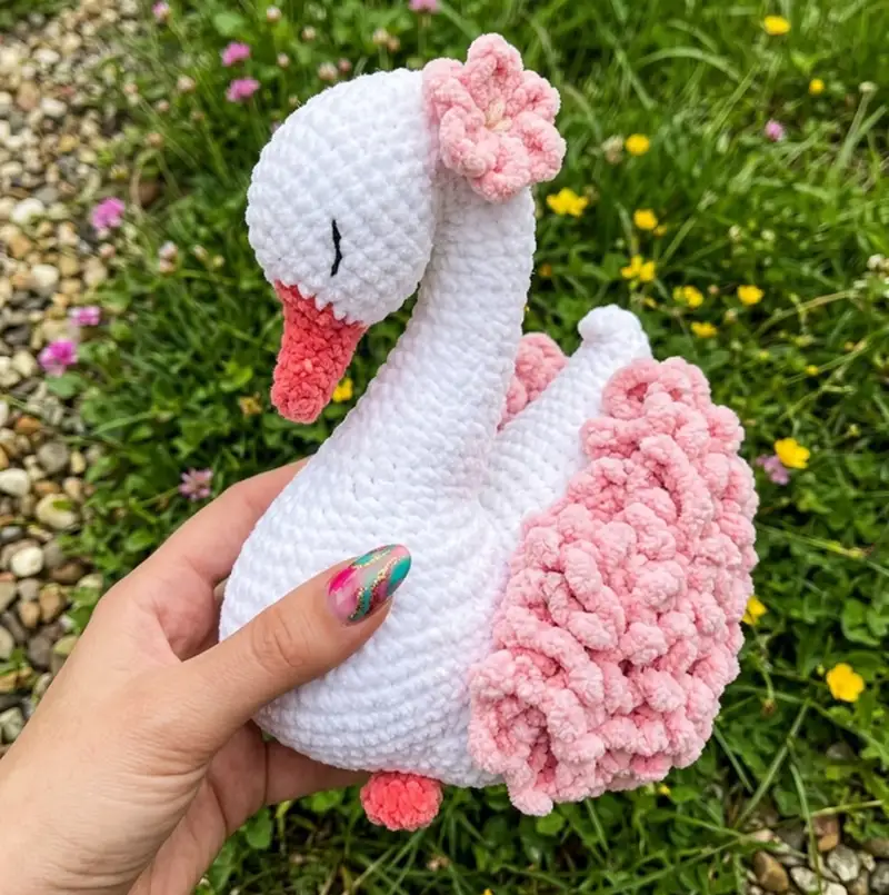 Complimentary Intermediate crochet pattern: Swan Amigurumi Pattern - Simple to follow guide