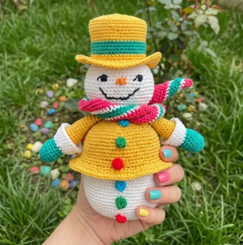 Complimentary Intermediate crochet pattern: Snowman Gingerbread Amigurumi Pattern - Simple to follow guide